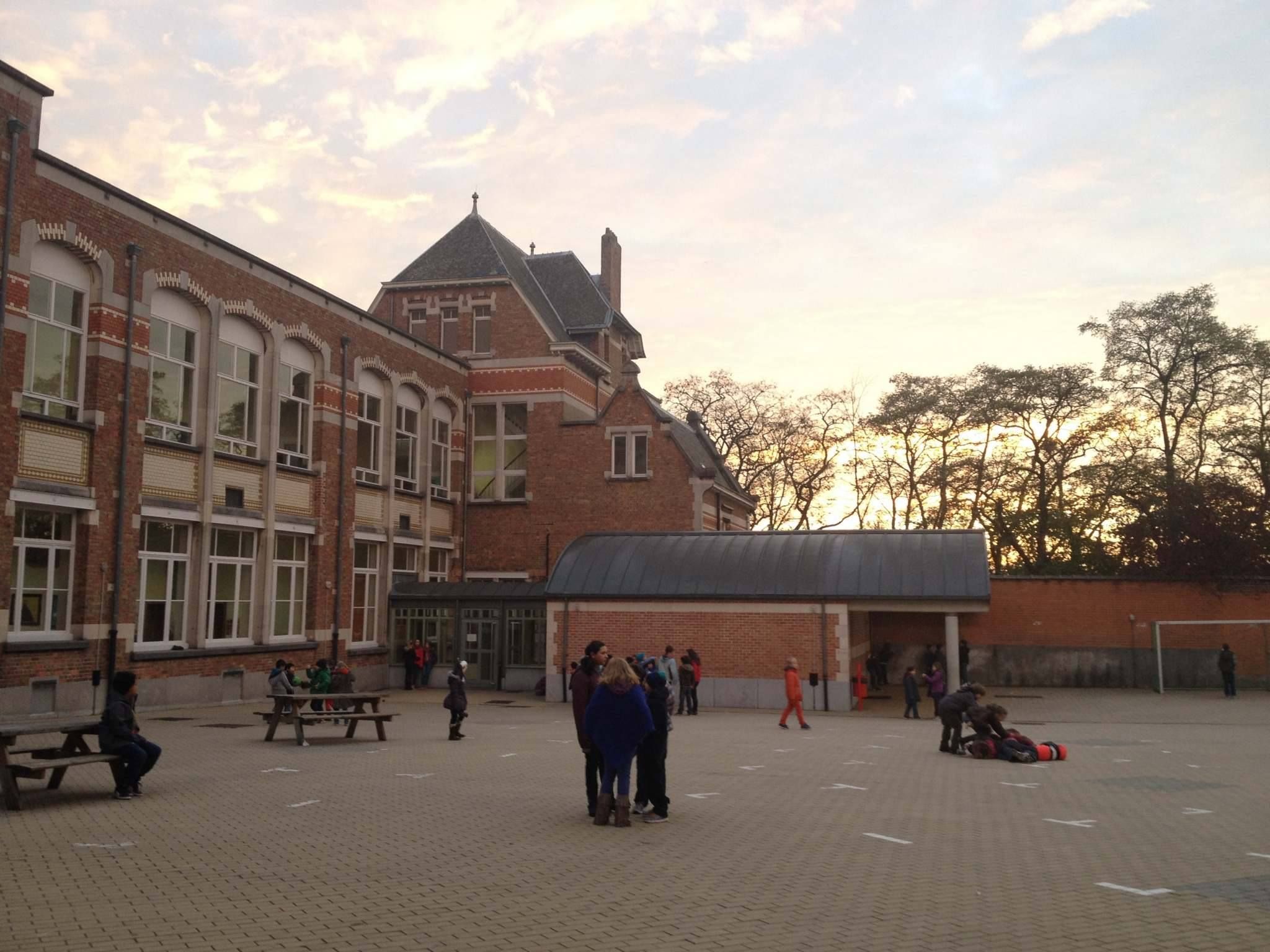 Une photo d'une cour d'école avec des enfants jouant