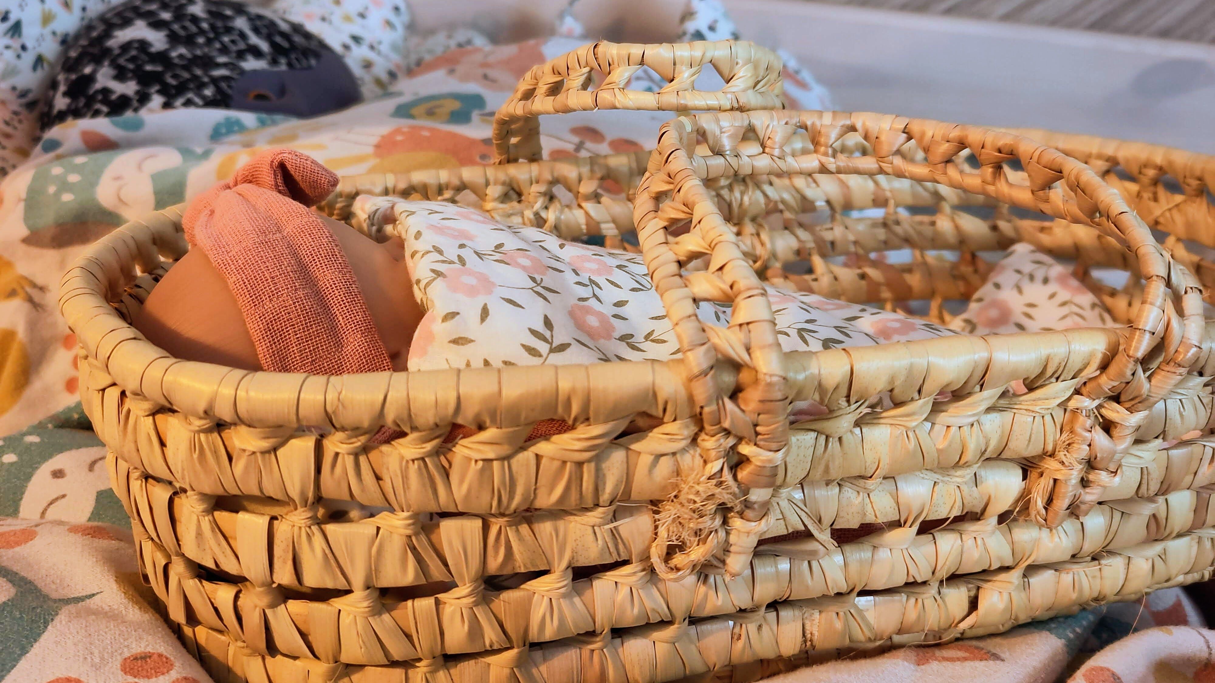 Photo d'un bébé dans un couffin