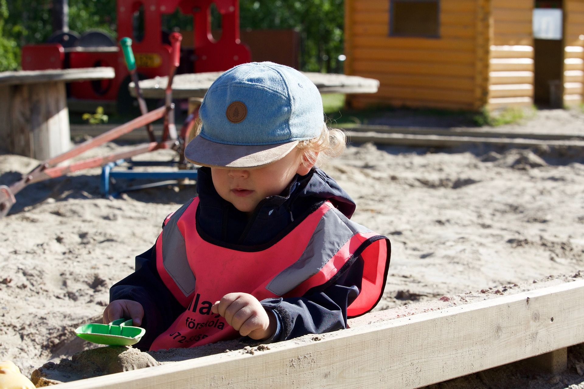 Une photo d'un enfant jouant dans un bac à sable